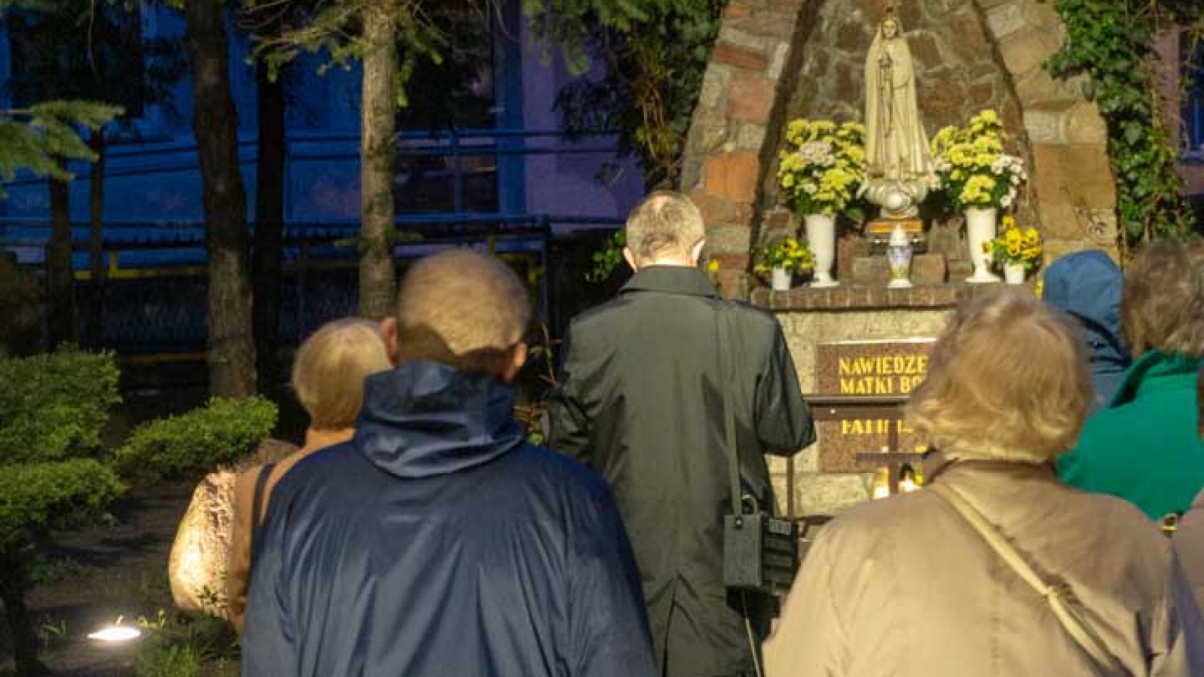Osoby modlące się na Apelu Jasnogórskim przy Grocie Matki Bożej Fatimskiej